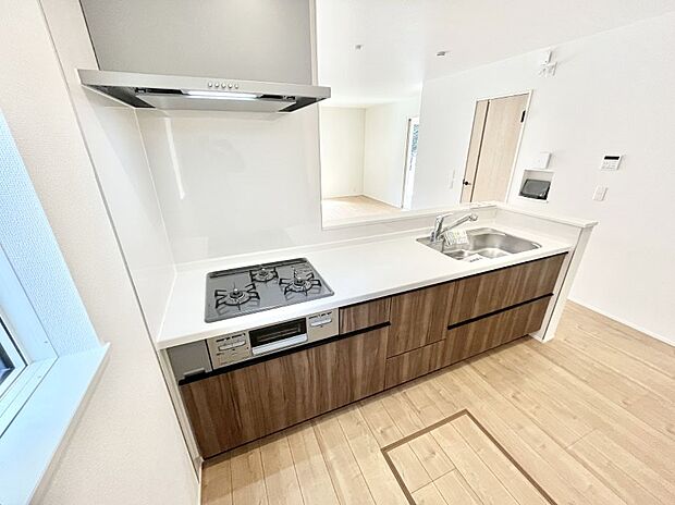 ~Kitchen~ リビングが見渡せるカウンターキッチン。 料理をしながら家族とコミュニケーションをとれるだけでなく、大きな開放感も得ることができます。 お子様の成長も感じることができますね!