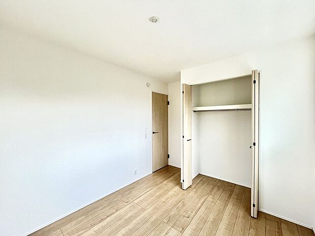 ~Bed Room~ 全居室には収納クローゼットを完備!普段使いのお洋服や小物はもちろん、季節物のお洋服などもしっかりと整理整頓おしまい頂けます。 居室空間を広く使用できますね。