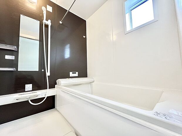 ~Bath Room~ 落ち着いた雰囲気の浴室で明日に向けてリフレッシュ。浴室乾燥機能も付いているので隣の洗濯機置き場で洗い上がった洗濯物を、雨の日も天気を気にせず乾燥させることも可能です。
