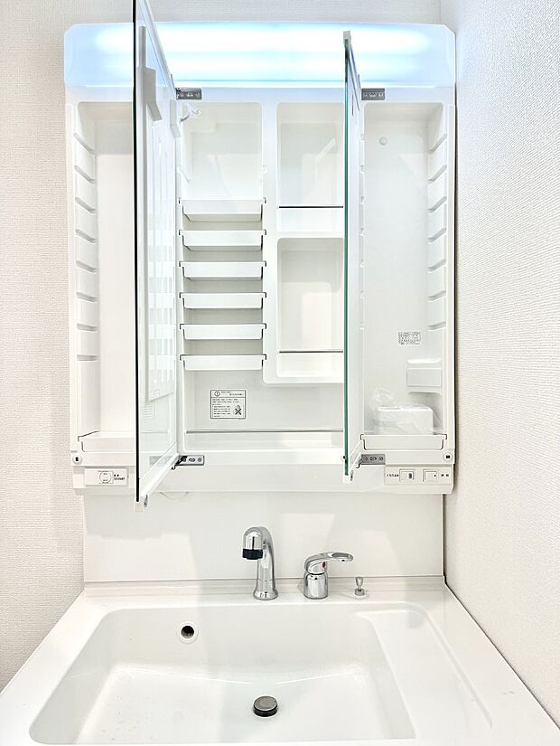 三面鏡の裏に、化粧品や衛生用品などを収納可能。洗面台をすっきりと保ちます!