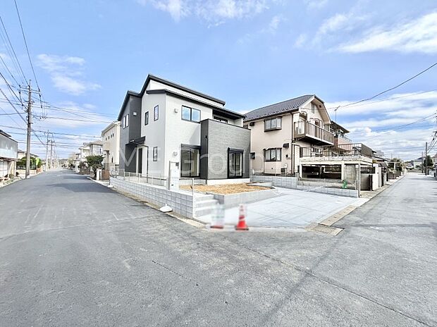 ~Exterior~ 前面道路は閑静な住宅地をはしる車通りの少ない道路。駐車の出し入れもらくらくです!ご不明点・現地見学のご希望は、お気軽にお問い合わせください!