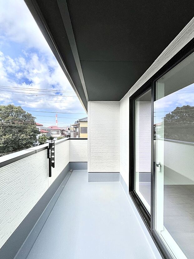 ~Balcony~ 南向きのバルコニーの前には雲以外に太陽を遮るものがありません。お洗濯物も乾きやすく、何より明るく気持ちのいい光が入ってきます。使いやすく開放的なバルコニーです♪