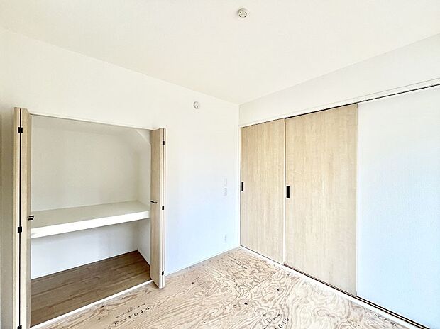 ~Japanese Room~ LDK隣接の和室は、アイロンがけなど奥様の家事スペースとして、また小さなお子様のいるご家庭ではお昼寝やおむつ替えの場としてご活用いただけます。