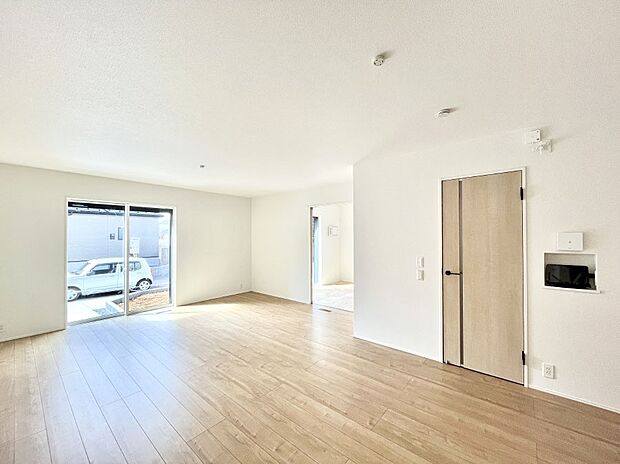 ~Living~ 飽きの来ないシンプルでおしゃれなLDK。大きな窓から日差しが差し込むので室内も明るく、家族の憩いの場としてピッタリです。開放感と日当たりの良さを是非ご覧ください!