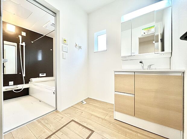~Dressing Room~ 暗くなりがちな洗面所も窓があると採光と換気が可能なので気持ちよくお使い頂けます。三面鏡タイプの洗面台は鏡裏収納で散らかりがちな洗面所もスッキリ♪