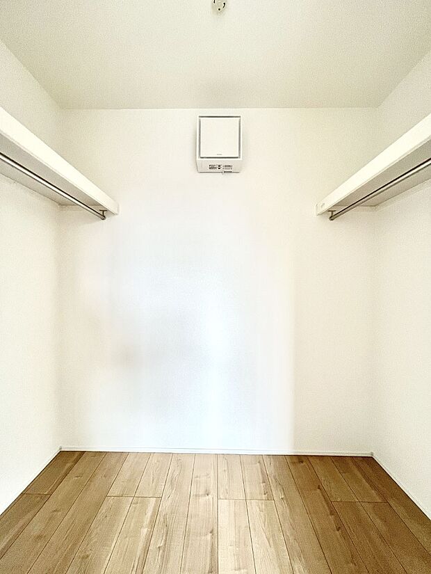 ~Walk-in Closet~ 必要なものやコーディネートを一覧して確認でき、身支度や準備が短時間で済むウォークインクローゼットを設置しました。家の中をすっきりとさせる便利な収納スペースです。