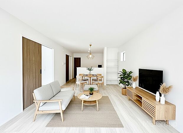 ~Living~ 家族の会話や笑顔が行き交うリビングです。子供が走ってる姿を見ながら、大きなソファやダイニングテーブルでゆったり食事をしたりくつろぎたい♪そんな夢が叶えられる空間です!※家具はCGです