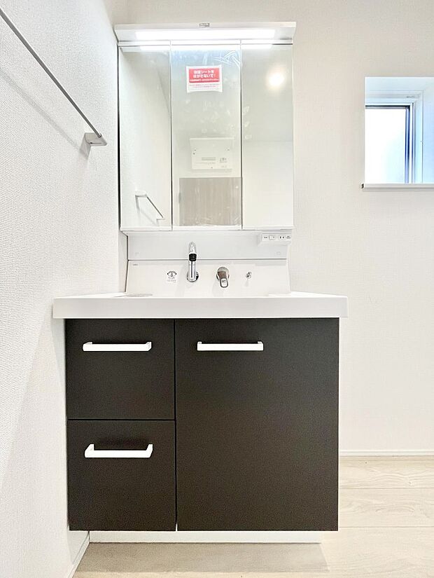~Dressing Room~ 暗くなりがちな洗面所も窓があると採光と換気が可能なので気持ちよくお使い頂けます。三面鏡タイプの洗面台は鏡裏収納で散らかりがちな洗面所もスッキリ♪