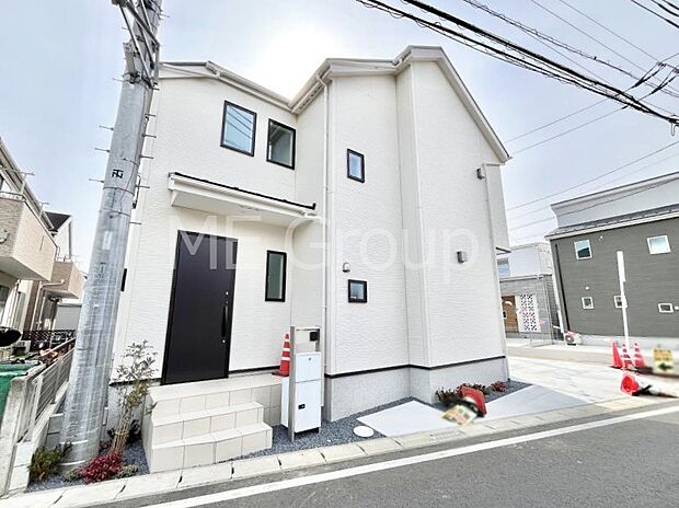 ~Exterior~ 角地により陽当り・風通し良好です。一戸建ての大きなメリットは、自分達の「土地」を「自由に」使える事です。ガーデニングやDIY,車やバイクの趣味など様々な用途で利用できます。