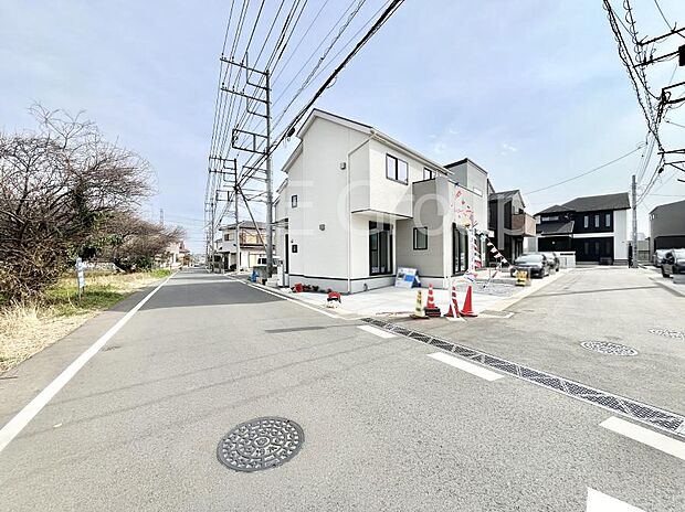 ~Exterior~ 前面道路は閑静な住宅地をはしる車通りの少ない道路。駐車の出し入れもらくらくです!ご不明点・現地見学のご希望は、お気軽にお問い合わせください!