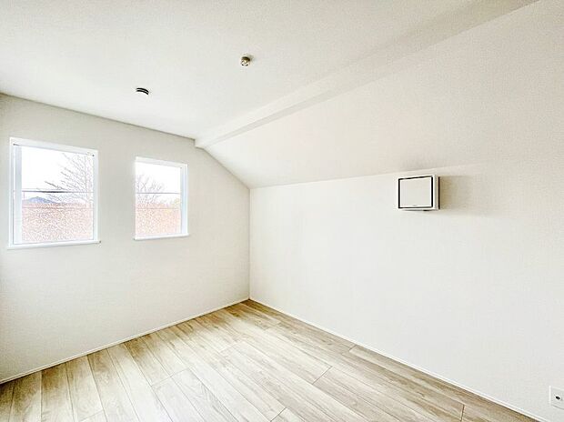 ~Bed Room~ 部屋数が多いのが戸建てのメリットです。ご家族が増えたことで手狭に感じていた住まいも戸建てでは各居室プライバシーを保つことができます。住まいにゆとりが生まれ心もリラックスできます♪