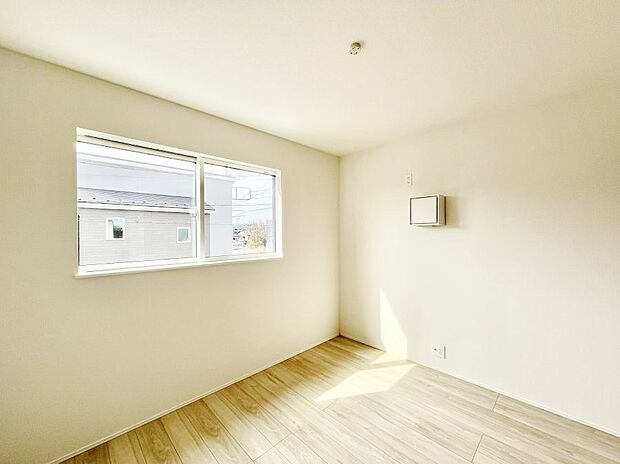 ~Bed Room~ 部屋数が多いのが戸建てのメリットです。ご家族が増えたことで手狭に感じていた住まいも戸建てでは各居室プライバシーを保つことができます。住まいにゆとりが生まれ心もリラックスできます♪
