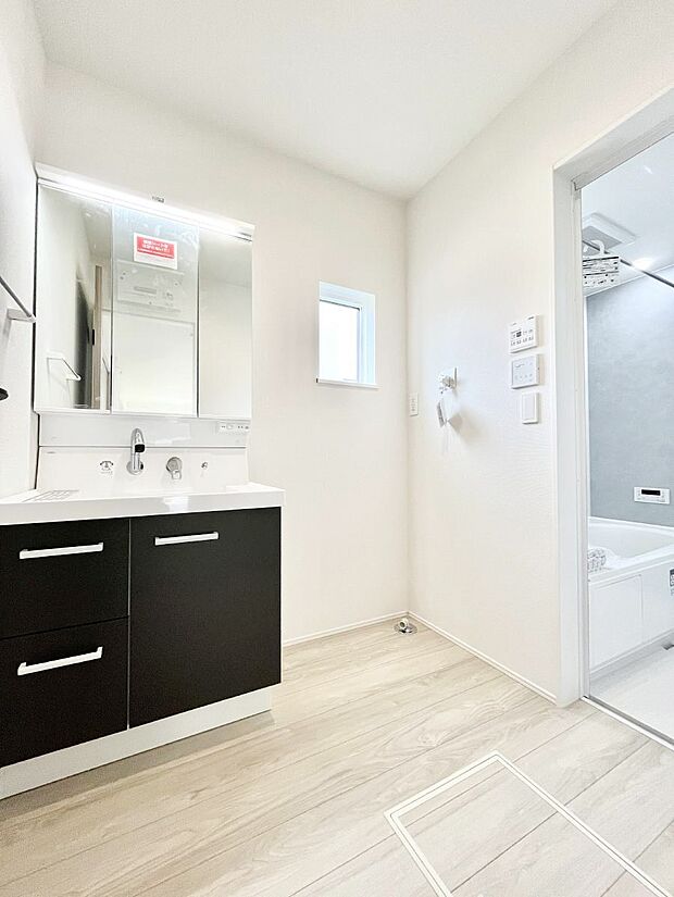 ~Dressing Room~ 清潔感溢れる色合いで統一されていると、スッキリと整った印象をうけます。 鏡の裏にはたっぷりと収納スペースを標準装備! 水廻りは、シンプルかつ機能性を重視して。