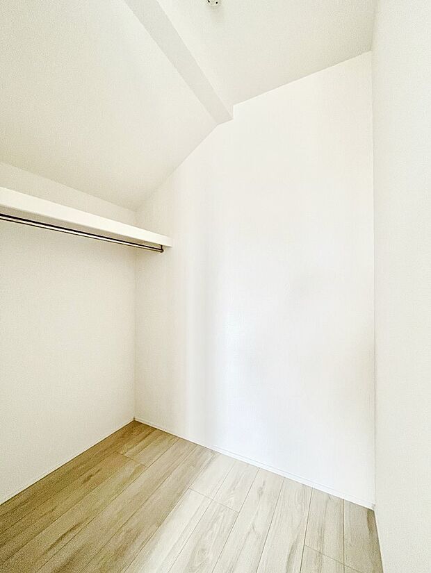 ~Walk-in Closet~ 必要なものやコーディネートを一覧して確認でき、身支度や準備が短時間で済むウォークインクローゼットを設置しました。家の中をすっきりとさせる便利な収納スペースです。