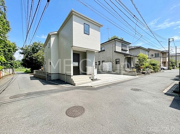 ~Exterior~ 前面道路は閑静な住宅地をはしる車通りの少ない道路。駐車の出し入れもらくらくです!ご不明点・現地見学のご希望は、お気軽にお問い合わせください!