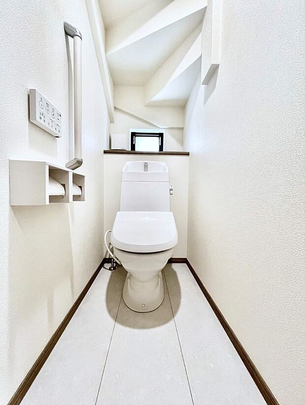 ◆A号棟◆~Toilet~ 清潔感のある水回り♪トイレはウォシュレット付きです◎トイレは毎日使わざるを得ないもの。いつも清潔を保ちたいですね。トイレが2ヶ所あるので朝の混雑時に便利です!