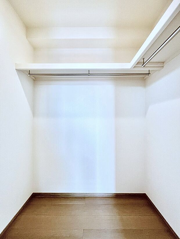 ◆A号棟◆~Walk-in Closet~ たくさんの洋服をかけてもシワになりにくいウォークインクローゼット。洋服以外にも、普段使わない家電やスーツケース、ストック品など何でも片付く嬉しい空間です。
