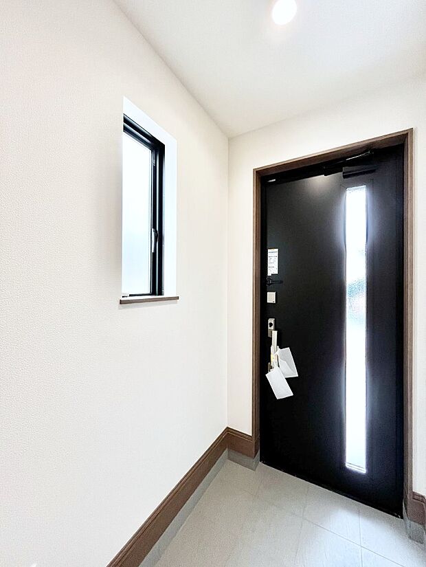 ◆C号棟◆～Entrance～　玄関は家の顔といわれますが我が家のセンスをさりげなく感じさせる魅力ある玄関造りも楽しみの一つ。帰宅する度に家族がほっとできる心地よい空間造りも大切ですね♪