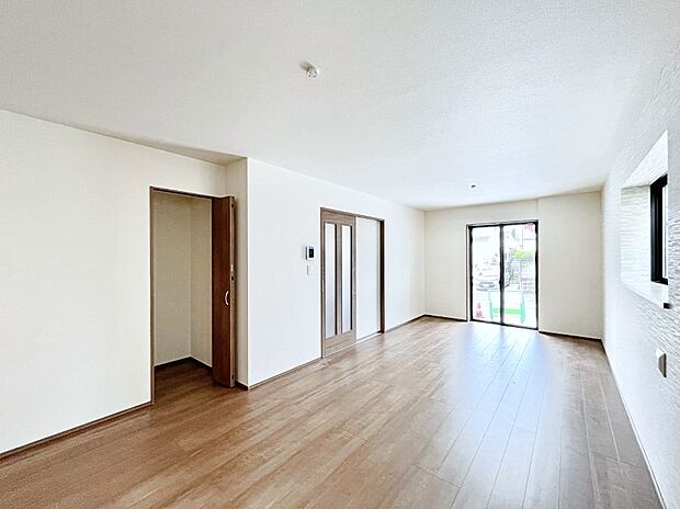 ◆C号棟◆～Living～  豊かな陽光がこの場所を照らしだす。  光溢れるこの空間はみんなの笑顔が集う場所、時を忘れ、つきることのないたわいもない会話を楽しむ時間、たくさんの思いが綴られる場所。