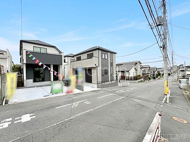 ~Exterior~ 前面道路:東 9m 公道 前面道路は閑静な住宅地をはしる車通りの少ない道路。駐車の出し入れもらくらくです!ご不明点・現地見学のご希望は、お気軽にお問い合わせください!