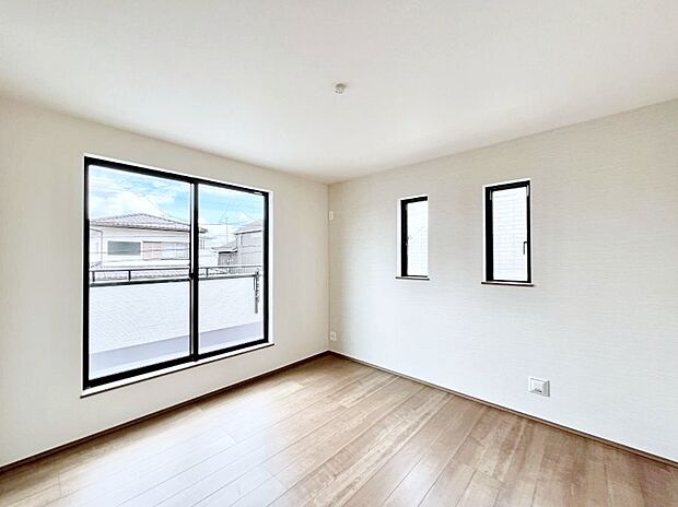 ◆C号棟◆～Bed Room～　2面採光を確保した明るい室内は、風通しも良く、大変居心地の良い空間となっております。爽やかな風を感じて起きる朝は、快適生活の始まりに！日当たりが良い住まい♪