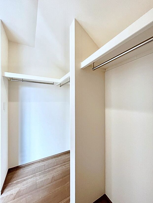 ◆C号棟◆～Walk-in Closet～　たくさんの洋服をかけてもシワになりにくいウォークインクローゼット。洋服以外にも、普段使わない家電やスーツケース、ストック品など何でも片付く嬉しい空間です。