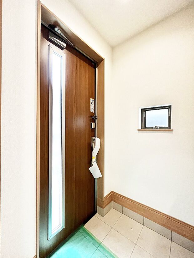 ～Entrance～　玄関は家の顔といわれますが我が家のセンスをさりげなく感じさせる魅力ある玄関造りも楽しみの一つ。帰宅する度に家族がほっとできる心地よい空間造りも大切ですね♪