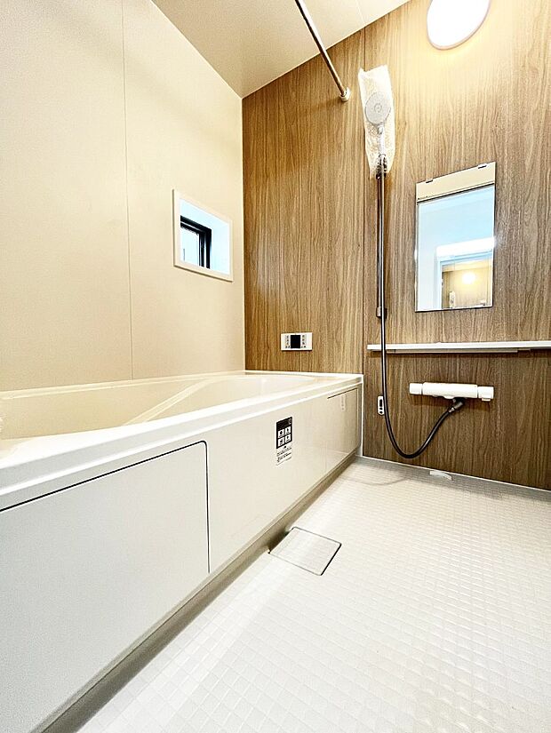 ～Bath Room～　ゆったりと足を伸ばして入浴することが可能！一日の疲れを癒す貴重なバスタイムです。お子様とご一緒でも十分な広さなので、リビングとは違った家族団欒のひと時をお楽しみいただけます。