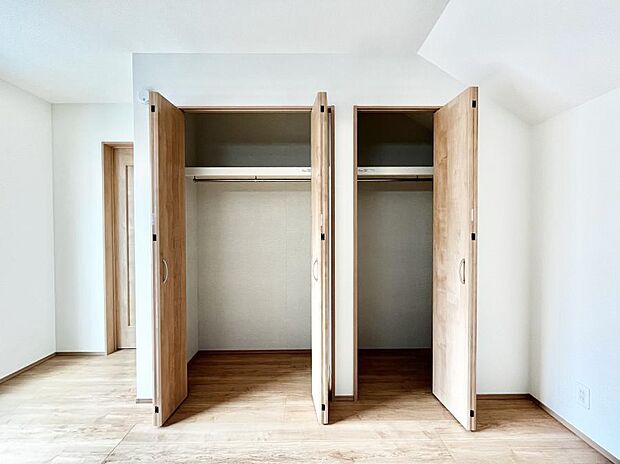 ～Closet～　壁面クローゼットがあればタンスを置く必要がなく、出っ張りのないスッキリ空間を維持できます。限られたスペースを有効に活用できそう。季節の衣類や趣味の品などたっぷり収納出来ますね♪