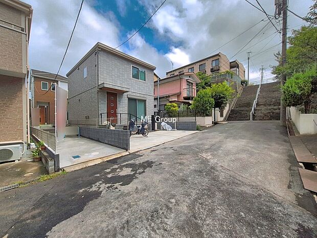 ～Exterior～　前面道路：南 6m 公道　前面道路は閑静な住宅地をはしる車通りの少ない道路。駐車の出し入れもらくらくです！ご不明点・現地見学のご希望は、お気軽にお問い合わせください！
