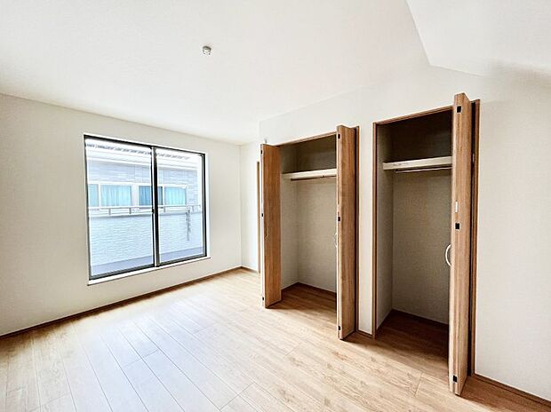 ～Bed Room～  「今日も一日お疲れ様」とご夫婦でゆったりくつろげる寝室。  毎日の家事やお仕事に疲れた日はフカフカのベットで癒されてください。本棚をおいても快適な広さが自慢♪