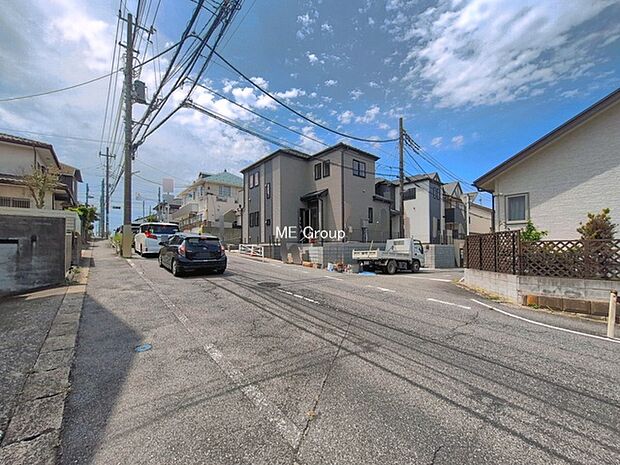 ~Exterior~ 前面道路:東 9m 公道、北 6m 公道 低層の一戸建てを中心とした街並みが整然と続き、周辺は高い建物が建っていないので、緑の多い閑静な趣を感じる環境です。