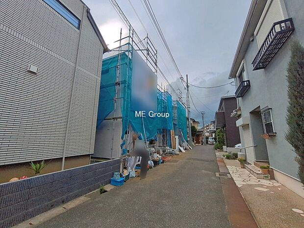 ~Exterior~ 前面道路:北東 4m 私道 前面道路は閑静な住宅地をはしる車通りの少ない道路。駐車の出し入れもらくらくです!ご不明点・現地見学のご希望は、お気軽にお問い合わせください!