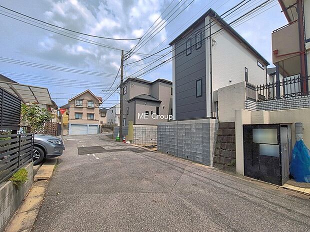 ~Exterior~ 前面道路:北 6m 公道 前面道路は閑静な住宅地をはしる車通りの少ない道路。駐車の出し入れもらくらくです!ご不明点・現地見学のご希望は、お気軽にお問い合わせください!