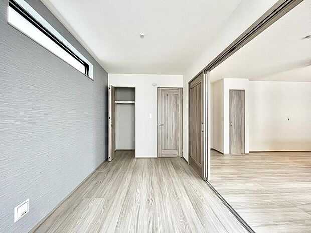 ◆1号棟◆～Bed Room～　木の温もりがやさしいフローリングは安らぎをもたらすプライベート空間。明るめのフローリングですので、壁紙ともマッチし、お部屋を更に広く見せてくれる効果も。