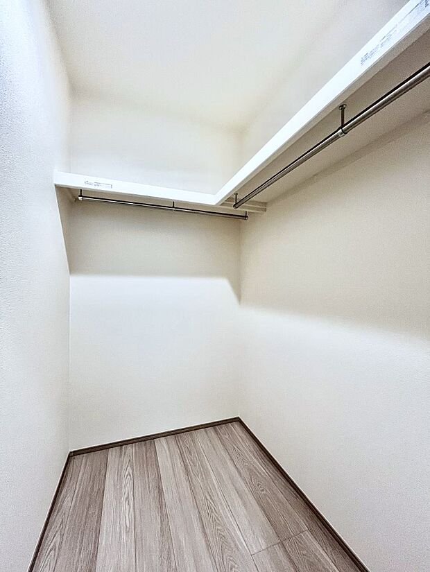 ◆1号棟◆~Walk-in Closet~ たくさんの洋服をかけてもシワになりにくいウォークインクローゼット。洋服以外にも、普段使わない家電やスーツケース、ストック品など何でも片付く嬉しい空間です。