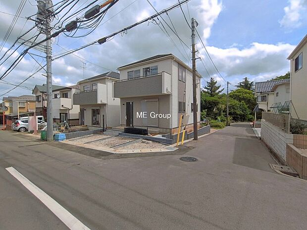 ～Exterior～　前面道路： 南西 8m 公道、南東 5m 公道　低層の一戸建てを中心とした街並みが整然と続き、周辺は高い建物が建っていないので、緑の多い閑静な趣を感じる環境です。