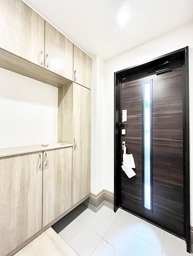 ◆C号棟◆~Entrance~ 家の中でお客様を迎える最初の場所である玄関は、家の印象そのものです!豊富な玄関収納で、常に綺麗に保つことが出来ます♪玄関にはたっぷり収納の下駄箱を完備!