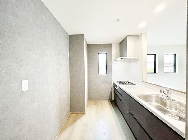 ◆C号棟◆~Kitchen~ 自然光が入る窓のあるキッチン☆毎日使う場所だからこそ、使い勝手を考慮しました。ゆったりとしたキッチンコーナーは質感豊かな仕上がりとなっております。