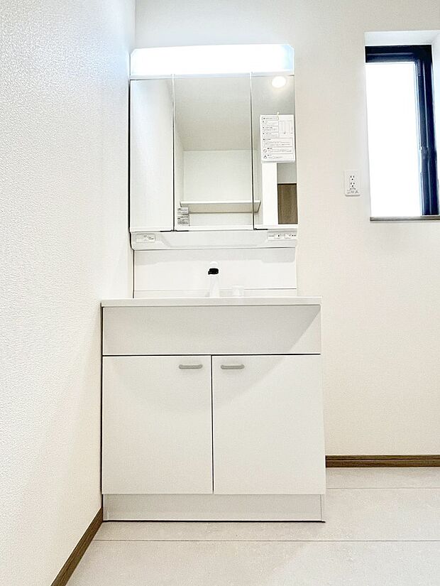 ◆C号棟◆~Dressing Room~ 暗くなりがちな洗面所も窓があると採光と換気が可能なので気持ちよくお使い頂けます。三面鏡タイプの洗面台は鏡裏収納で散らかりがちな洗面所もスッキリ♪