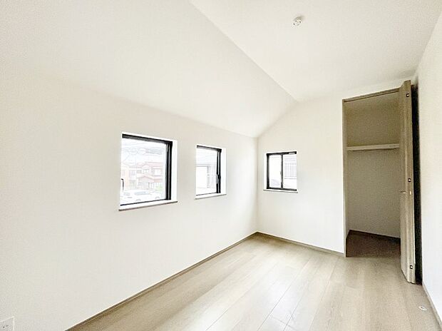 ◆C号棟◆~Bed Room~ 全居室には収納クローゼットを完備!普段使いのお洋服や小物はもちろん、季節物のお洋服などもしっかりと整理整頓おしまい頂けます。 居室空間を広く使用できますね。