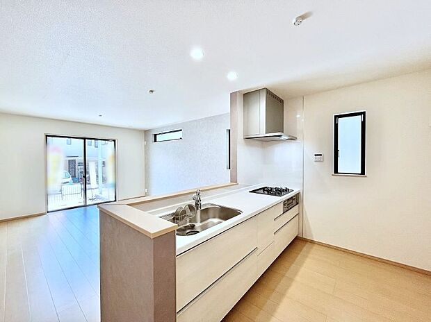 ◆B号棟◆~Kitchen~ 自然光が入る窓のあるキッチン☆毎日使う場所だからこそ、使い勝手を考慮しました。ゆったりとしたキッチンコーナーは質感豊かな仕上がりとなっております。