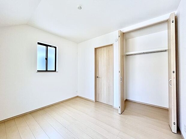 ◆B号棟◆～Bed Room～　子供部屋はお子様にとって大変重な役割があります。子供一人で過ごす空間を与えることで、宿題や勉強時間も自然と増えまた自ら部屋の片付けや掃除なども促すことに繋がります。
