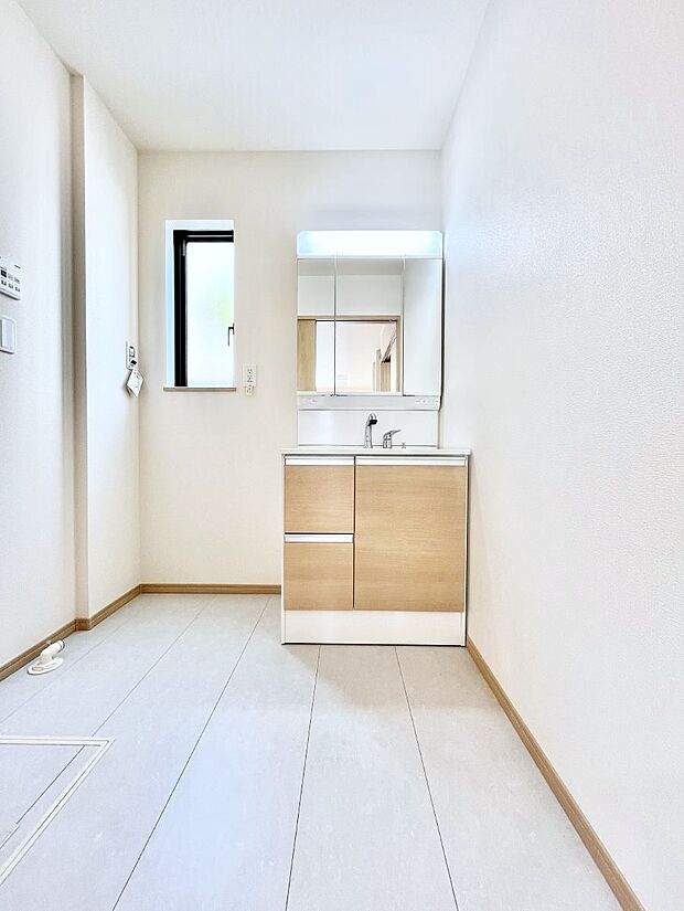 ◆B号棟◆~Dressing Room~ 十分な大きさの洗面台は収納もさる事ながら、身だしなみチェックや歯磨きなど、朝の慌ただしい時間でもホテルライクなスペースで余裕とゆとりを感じて頂けます。