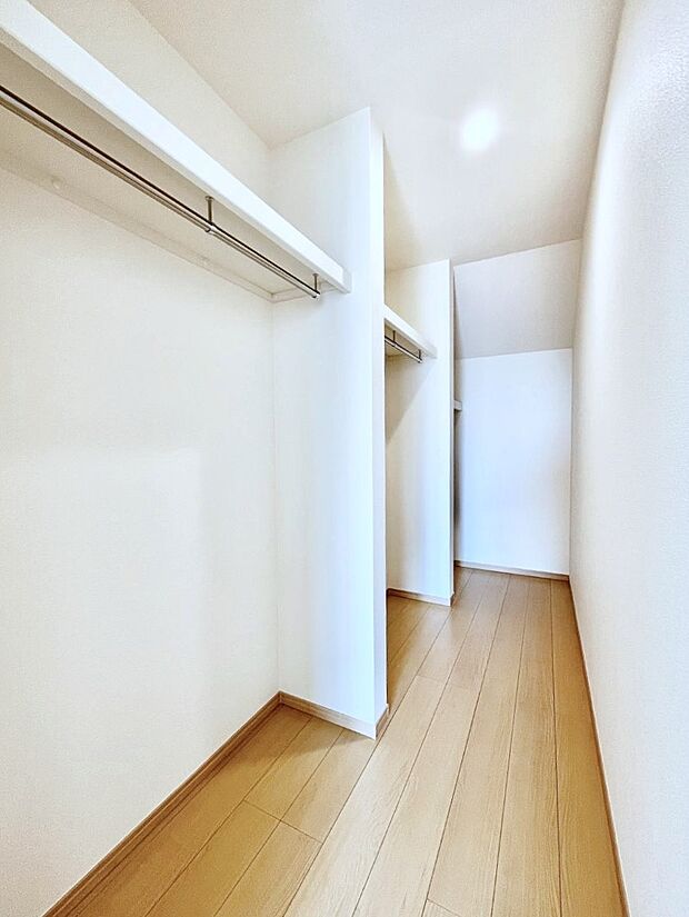 ◆B号棟◆~Walk-in Closet~ たくさんの洋服をかけてもシワになりにくいウォークインクローゼット。洋服以外にも、普段使わない家電やスーツケース、ストック品など何でも片付く嬉しい空間です。