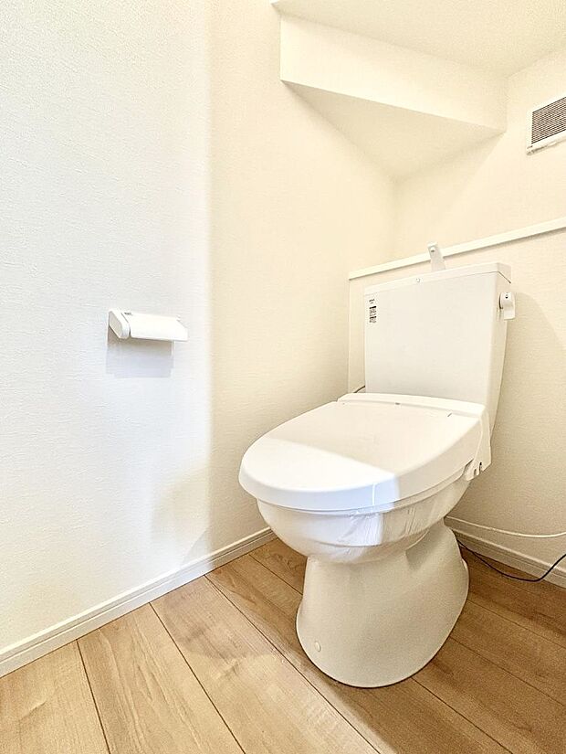 ~Toilet~ 綺麗・スッキリ・快適なウォシュレット付トイレでくつろげる空間です。トイレは毎日使わざるを得ないもの。いつも清潔を保ちたいですね。トイレが2ヶ所あるので朝の混雑時に便利です!
