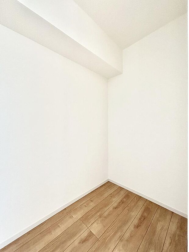 ~Walk-in Closet~ 必要なものやコーディネートを一覧して確認でき、身支度や準備が短時間で済むウォークインクローゼットを設置しました。家の中をすっきりとさせる便利な収納スペースです。