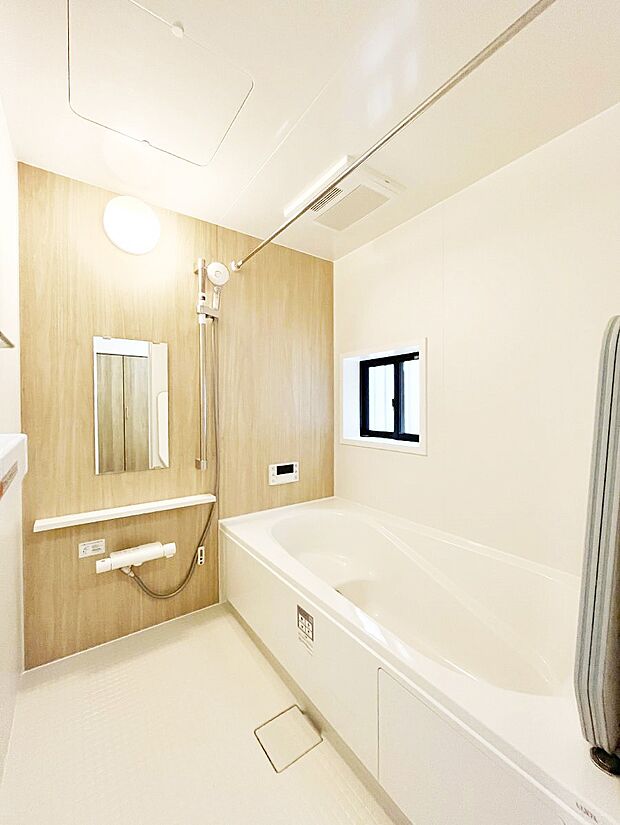 ◆A号棟◆~Bath Room~ 窓付きのバスルームは、採光もあり明るく気持ちの良い空間です。窓があることで、換気環境も良好。ゆったり寛げるバスルームで、毎日のバスタイムが楽しみになりそうです。