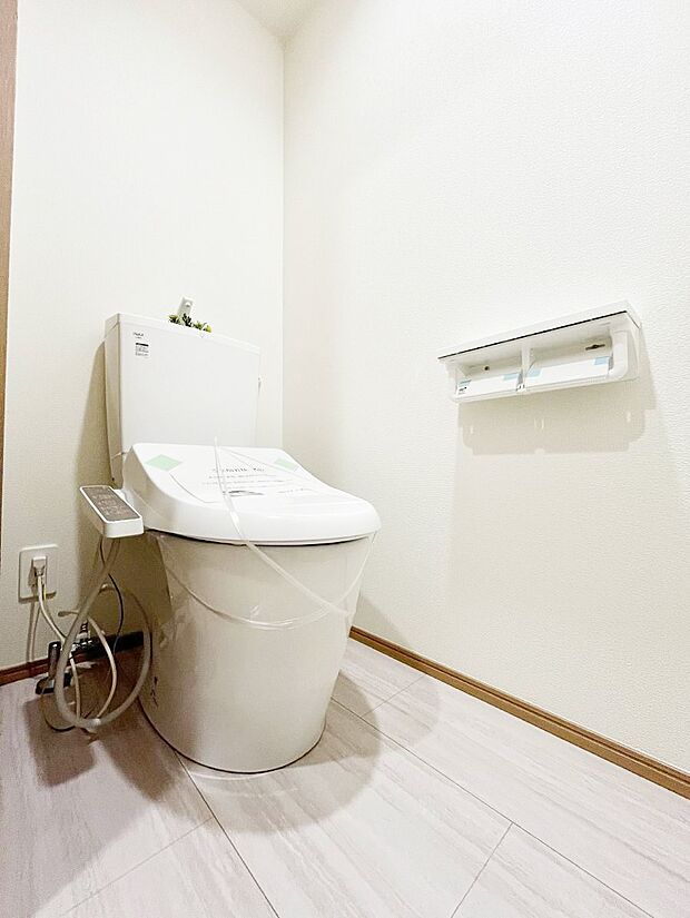 ◆A号棟◆~Toilet~ 清潔感のある水回り♪トイレはウォシュレット付きです◎トイレは毎日使わざるを得ないもの。いつも清潔を保ちたいですね。トイレが2ヶ所あるので朝の混雑時に便利です!