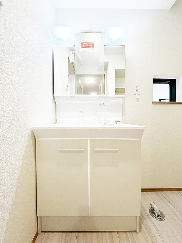 ◆A号棟◆~Dressing Room~ 暗くなりがちな洗面所も窓があると採光と換気が可能なので気持ちよくお使い頂けます。三面鏡タイプの洗面台は鏡裏収納で散らかりがちな洗面所もスッキリ♪